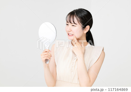 手鏡を見る女性 手鏡を見る女性 117164869