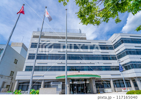 京都府城陽市　真夏の城陽市役所庁舎 117165040