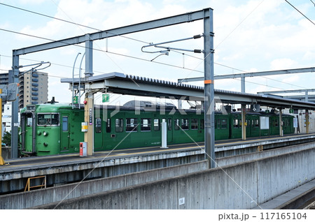 福知山駅に停車中のクモハ112-5307（113系） 117165104