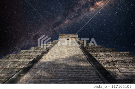 mayan pyramid in Chichen Itza ruins, Yucatan, Mexico mayan pyramid in Chichen Itza ruins, Yucatan, Mexico 117165105