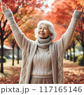 紅葉をめでる老婦人 117165146