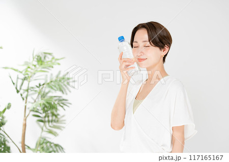 水を飲む女性 117165167