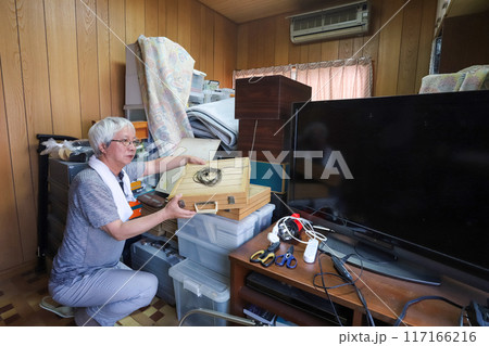 遺品整理をするシニア 117166216