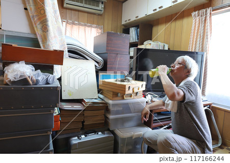 遺品整理の途中で水分補給をするシニア 遺品整理の途中で水分補給をするシニア 117166244