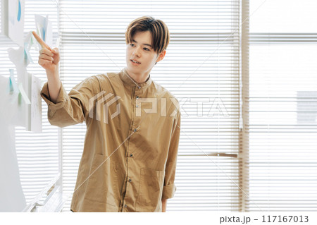 プレゼンをする若手社員 117167013