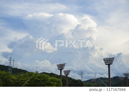 夏の公園で見た大きな入道雲 鳥取県 布勢運動公園 夏の公園で見た大きな入道雲 鳥取県 布勢運動公園 117167066
