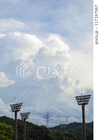 夏の公園で見た大きな入道雲 鳥取県 布勢運動公園 夏の公園で見た大きな入道雲 鳥取県 布勢運動公園 117167067