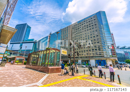 日本の横浜都市景観　横浜駅や案内標識「←西口第2バスのりば」。黒い文字の下に黄色い文字でも…＝18日 117167143