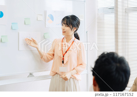 プレゼンをする若手女性社員 プレゼンをする若手女性社員 117167152