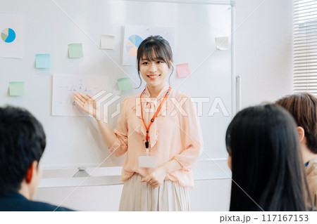 プレゼンをする若手女性社員 117167153