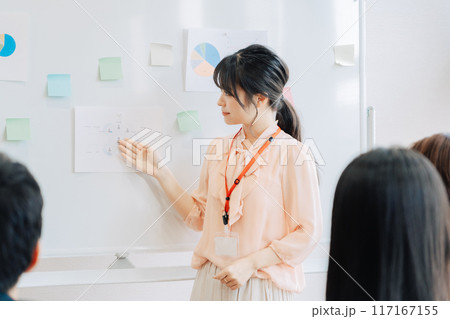 プレゼンをする若手女性社員 プレゼンをする若手女性社員 117167155