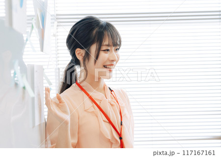 プレゼンをする若手女性社員 プレゼンをする若手女性社員 117167161