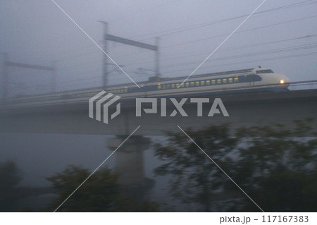 朝霧の中を突き進む山陽新幹線0系こだま号 117167383