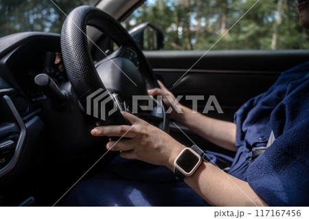 女性が運転する車 117167456