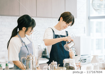 若いカフェスタッフ 若いカフェスタッフ 117167694
