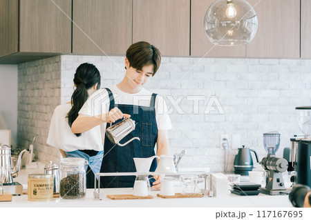 若いカフェスタッフ 若いカフェスタッフ 117167695