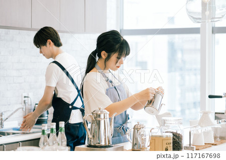 若いカフェスタッフ 若いカフェスタッフ 117167698