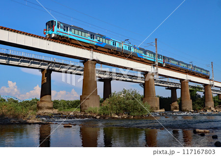 IRいしかわ鉄道 IRJR色混結の4両編成 九頭竜川橋梁の河原から IR20編成 IRいしかわ鉄道 IRJR色混結の4両編成 九頭竜川橋梁の河原から IR20編成 117167803