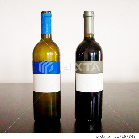 白ワインと赤ワインのボトル ワインボトル2本 117167848