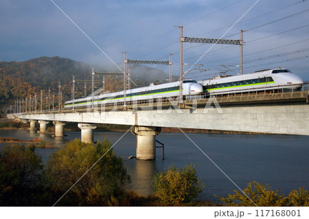 吉井川を渡る山陽新幹線100系こだま号：フレッシュグリーン編成 117168001