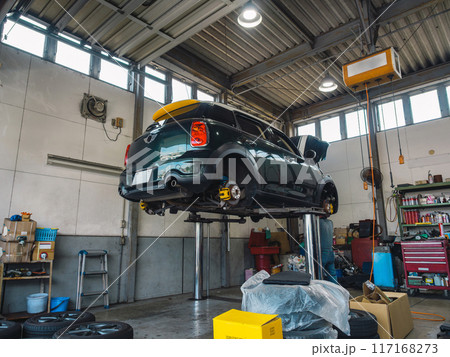 車検整備でリフトアップされる車 車検整備でリフトアップされる車 117168273