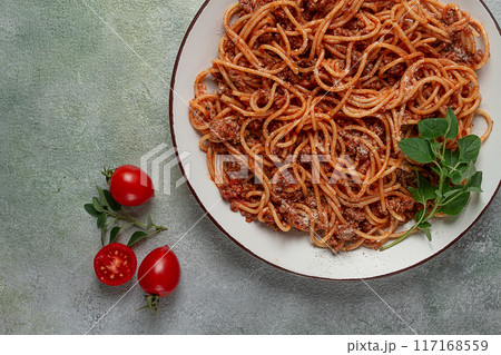 spaghetti bolognese , in a frying pan, top view, homemade, no people, 117168559