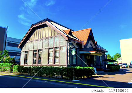 【青森】秋の弘前 スターバックスコーヒー弘前公園前店のレトロな外観 【青森】秋の弘前 スターバックスコーヒー弘前公園前店のレトロな外観 117168692