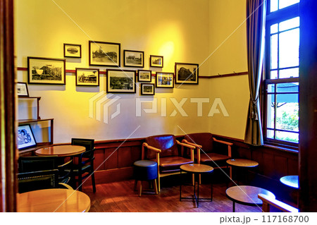 【青森】秋の弘前 スターバックスコーヒー弘前公園前店レトロな店内 【青森】秋の弘前 スターバックスコーヒー弘前公園前店レトロな店内 117168700