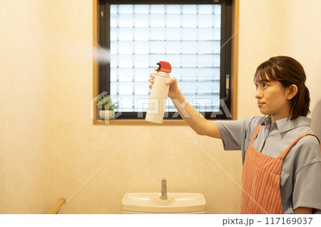 トイレに殺虫剤を噴霧する女性 トイレに殺虫剤を噴霧する女性 117169037