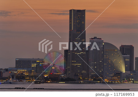 横浜　横浜港とみなとみらいの夜景 117169953