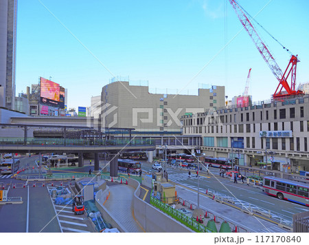 渋谷駅前の道路風景。工事中のバスターミナル。 117170840