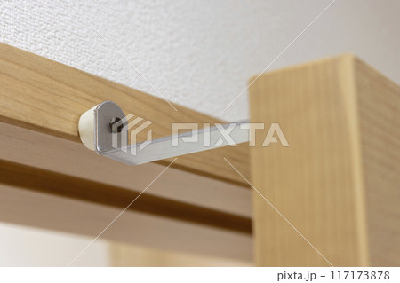 扉の上側のドアストッパー 117173878