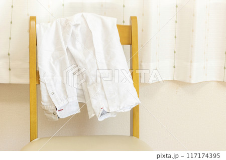 椅子に掛けた私服の上着 椅子に掛けた私服の上着 117174395