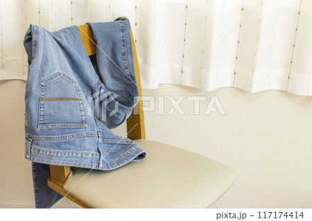 椅子に掛けたジーンズ 椅子に掛けたジーンズ 117174414