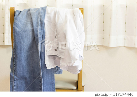椅子に掛けた服とジーンズ 椅子に掛けた服とジーンズ 117174446