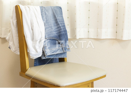 椅子に掛けた服とジーンズ 椅子に掛けた服とジーンズ 117174447