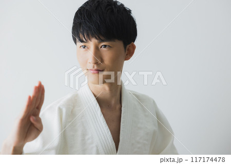 道着の男性 道着の男性 117174478