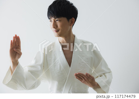 道着の男性 道着の男性 117174479
