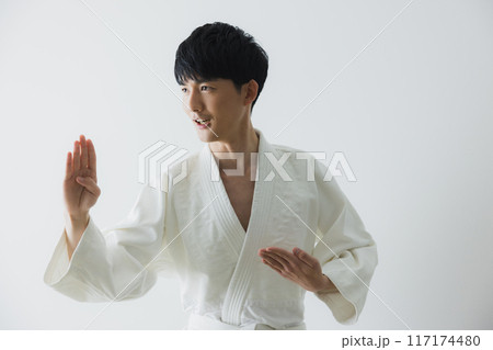 道着の男性 117174480