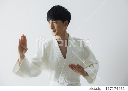 道着の男性 道着の男性 117174481