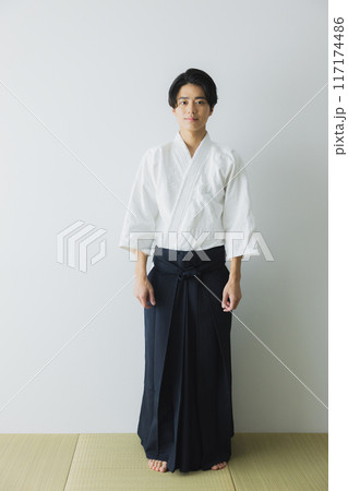 道着と袴の男性 道着と袴の男性 117174486