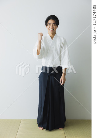 道着と袴の男性 道着と袴の男性 117174488