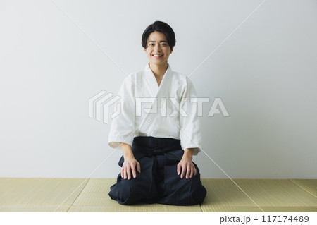 道着と袴の男性　 117174489