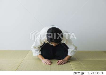 道着と袴の男性 道着と袴の男性 117174491