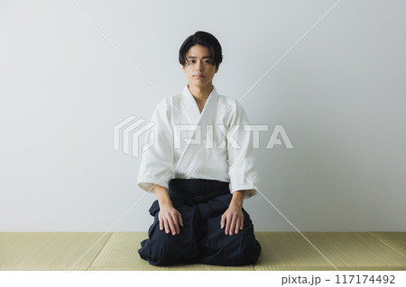 道着と袴の男性 道着と袴の男性 117174492