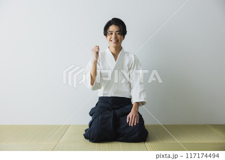 道着と袴の男性 道着と袴の男性 117174494