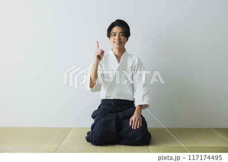 道着と袴の男性　 117174495