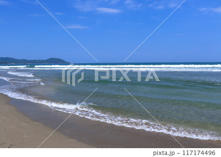 遠浅の美しい入野海岸 夏 (高知県 黒潮町) 遠浅の美しい入野海岸 夏 (高知県 黒潮町) 117174496