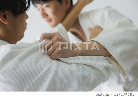組み手をする道着の男性 組み手をする道着の男性 117174505
