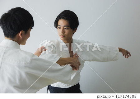 組み手をする道着の男性   組み手をする道着の男性   117174508